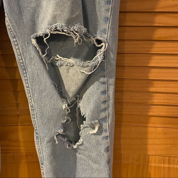 Loose Fitting Jeans with Holes - Picture 4 of 6
